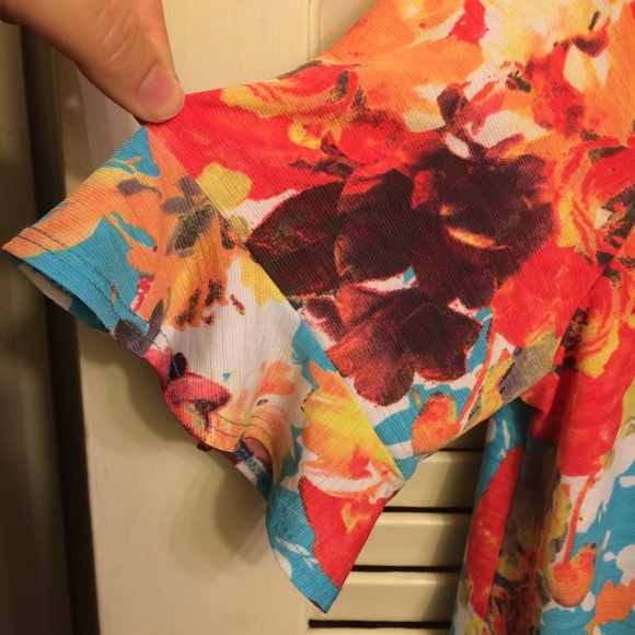 NWT! Honeyme Floral, Bell Sleeve, High-Low Hem Top - Picture 4 of 10